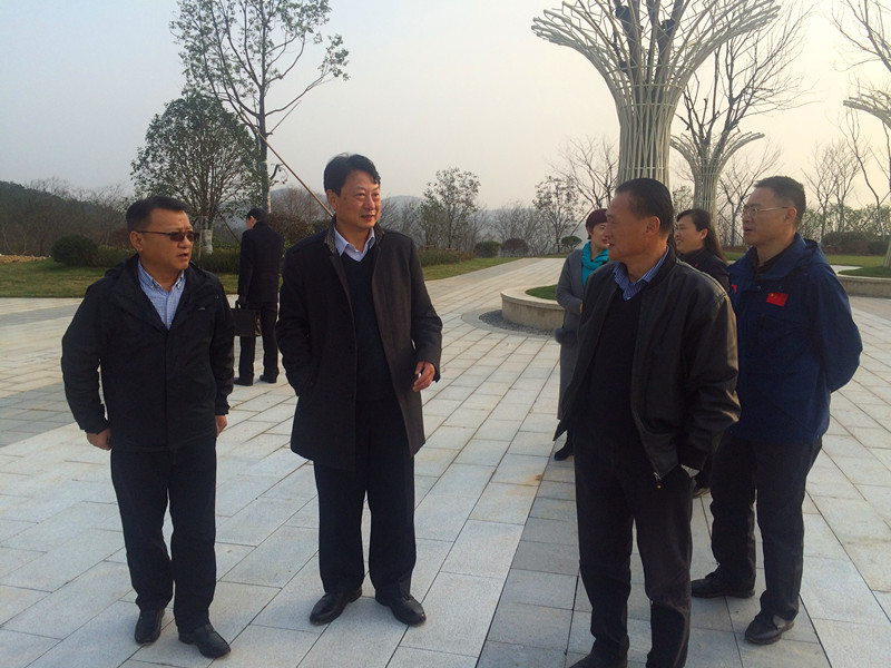 省体育局高维岭局长、刘晓辉副巡视员一行调研建设中的白马山国家篮球公园