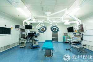 上海医学专家成功运用VR技术3D直播腹腔镜手术
