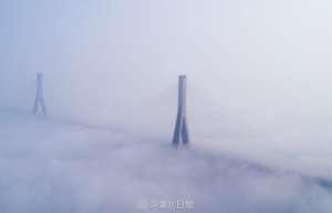 武汉现大雾天气 高架桥被雾气遮挡宛如天路