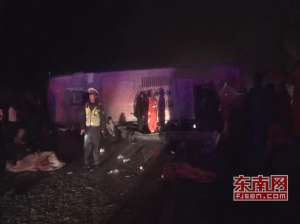 福银高速翻车事故 一名男性乘客和一名女性乘客不幸遇难
