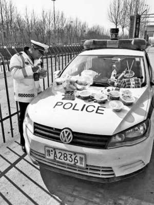 郑州进车海模式：交警中午饭吃成了晚饭，警车引擎盖变餐台