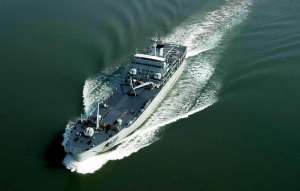 美军船只称遭骚扰 被4艘伊朗船只高速逼近发射数枚警示弹