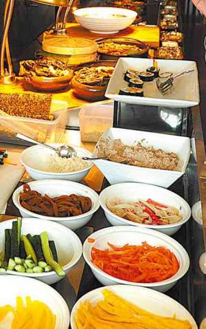 四川高人头顶传菜 看得食客们瞠目结舌的“打盆”是先滩镇所独有的