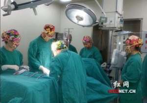 湖南一医院医生带花帽子做手术缓解紧张气氛
