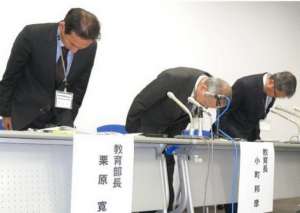 日本近千名师生中毒 地区教育长在新闻发布会上鞠躬致歉