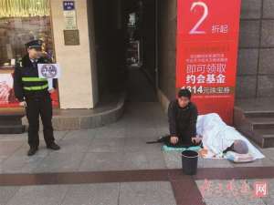 城管在假乞丐旁举牌 这个“乞丐”很有故事曾去过新加坡乞讨