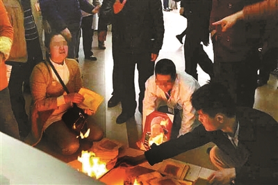 3月14日下午3时许，深圳市龙岗区第五人民医院（平湖医院）内，一名医生被患者家属殴打，并强迫其下跪烧纸钱。目前，深圳市公安局龙岗分局已对涉事的12名犯罪嫌疑人刑事拘留。